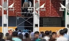 Ngửi thấy mùi hôi khi đi qua tòa nhà, người dân tưởng từ thùng rác nhưng sự thực quá mức kinh hãi