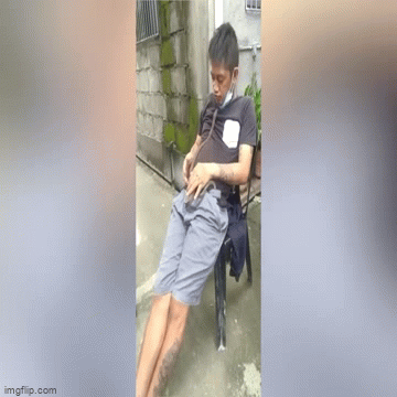 Video: Chu môi muốn hôn rắn cưng, người đàn ông gặp ngay chuyện kinh hãi