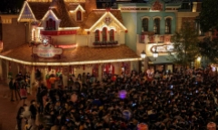 Disneyland Thượng Hải giữ  du khách vì một ca COVID-19 