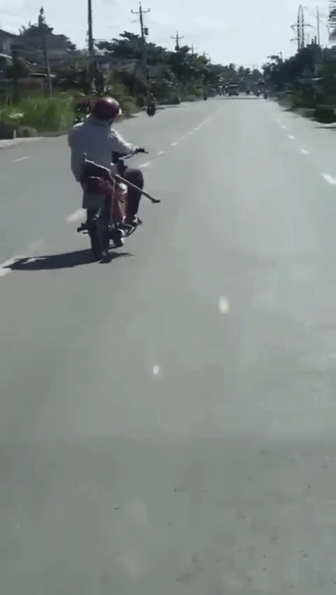 Video: Người đàn ông ngồi nghiêng ngả, điều khiển xe máy chạy lấn làn khiến ai cũng sợ hãi