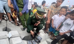 Quảng Ngãi: Phát hiện 4 gói nilon màu đen nghi chứa cocaine tại khu vực kè biển