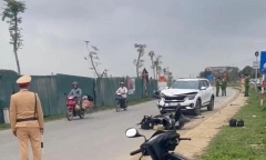 Xe máy chở 4 va chạm ô tô, 2 vợ chồng ở Thanh Hóa tử vong thương tâm