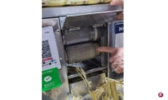 Vệ sinh nhưng quên tắt máy, người đàn ông bán nước mía nhận cái kết đầy thương tâm