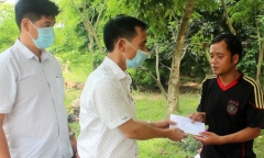 Cùng bố đi tát ao cá, bé 5 tuổi đuối nước tử vong thương tâm