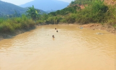 Đắk Nông: Đi thả diều, 3 cháu bé đuối nước tử vong thương tâm