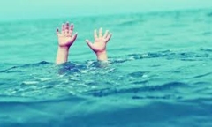 Mẹ bàng hoàng phát hiện con nổi trên ao nước cạnh nhà chỉ sau vài phút đi tắm