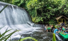 Sức hấp dẫn của nhà hàng nằm ngay dưới chân thác ở Philippines