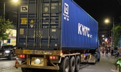 Ngã ra đường sau va chạm, người đàn ông bị container cán tử vong thương tâm