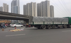Hà Nội: Va chạm với xe tải, nữ tài xế tử vong thương tâm