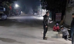 Xe máy mất lái, đâm vào cột điện bên đường, 2 thanh niên thương vong thương tâm