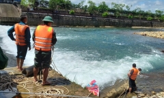 Đi tắm suối cùng vợ con, chồng bị nước cuốn tử vong thương tâm 
