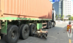 Va chạm với xe đầu kéo, 2 vợ chồng tử vong thương tâm 