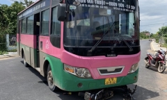 Xe buýt cuốn xe máy vào gầm, vợ chồng gặp nạn thương tâm 