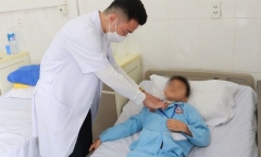 Đi ngang qua gốc cây, bé trai bị chó nhà cắn xé đùi đầy thương tích