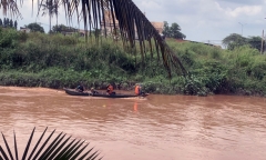 Cùng mẹ thả cá phóng sinh, bé 2 tuổi bị nước cuốn mất tích 