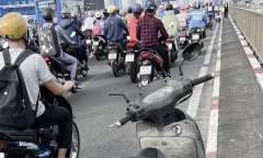 Người đàn ông bỏ lại xe máy, nhảy sông Sài Gòn mất tích