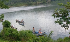 Vụ lật ghe chở 8 người trên hồ thủy điện: Một em nhỏ tử vong, một người mất tích