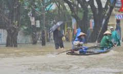 Thừa Thiên - Huế: Thuyền chở 8 người bị lật, mẹ tử vong, con mất tích
