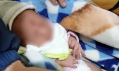 Bé gái sơ sinh nặng 3kg bị bỏ rơi ở Hà Tĩnh, bên cạnh là mẩu giấy ghi nội dung lạ