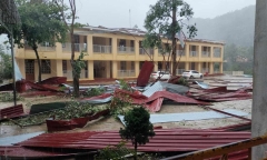 Mưa đá kèm dông lốc cuốn bay mái tôn trường học ở Sơn La