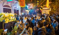  Chen chân đi lễ Phủ Tây Hồ đầu năm mới Ất Tỵ 2025