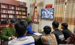 Đưa con "chưa ngoan " lên công an xã để… đọc sách