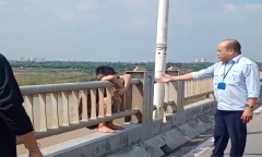 Tài xế xe buýt kịp thời ngăn nam thanh niên định tự tử trên cầu Vĩnh Tuy