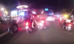 Clip: Người đàn ông đạp ngã cô gái giữa phố, gây bức xúc dư luận
