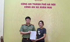 Nữ công dân Hà Nội viết đơn tình nguyện tham gia nghĩa vụ Công an nhân dân