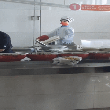 Thực khách đang ăn ngon miệng thì giật mình vì thấy nhân vật khó tin xuất hiện trong bếp