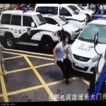 Video: Nằm lăn ra đất ăn vạ, người đàn ông tái mặt chạy vội khi cửa ô tô bật mở