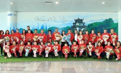Đội tuyển nữ Việt Nam về nước trong sự chào đón nồng nhiệt của người hâm mộ