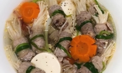 Mách chị em cách làm canh thịt bò cuộn nấu nấm kim châm ngon hết nấc