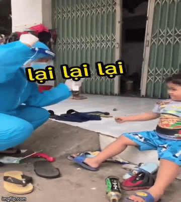 Tình nguyện viên “bày trò dụ dỗ” để bé gái chịu lấy mẫu, dân mạng “dậy sóng” vì đáng yêu hết nấc
