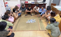 An Giang: Bắt quả tang 9 người phụ nữ đánh bạc