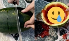 Quả dưa hấu bày trên bàn thờ đọng nhiều nước đục, cô nàng bổ ra thì chết lặng khi nhìn phần bên trong