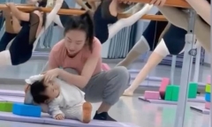 Bé gái 18 tháng tuổi say sưa bắt chước động tác múa, độ dẻo dai khiến ai nấy trầm trồ