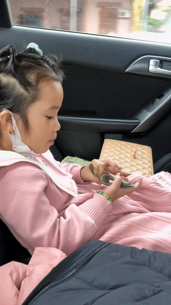 Video: Bé gái đếm tiền lì xì nhanh thoăn thoắt khiến dân mạng trầm trồ