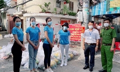 Tiểu Vy, Phương Anh và “Bà trùm Hoa hậu” chi viện lương thực cho lao động nghèo tại các khu trọ