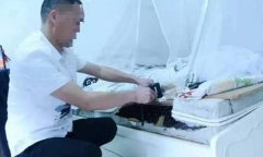 Tấm đệm bỗng phát ra âm thanh lạ, người đàn ông “chết sững” khi thấy những thứ lúc nhúc bên trong