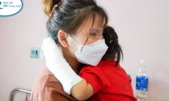 Bé 2 tuổi bị điện giật ngừng tim vì nghịch sạc điện thoại, bác sĩ cảnh báo điều quan trọng