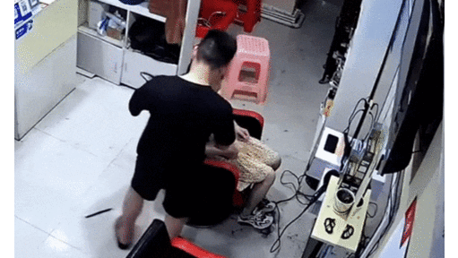 Video: Bị rết khổng lồ dài 12cm cắt, thợ cắt tóc hoảng sợ la hét