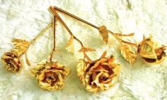 Quà độc Valentine: Choáng với hồng dát vàng 24k giá 3 triệu đồng