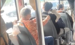 Nam sinh bị mắng đến bật khóc vì không nhường ghế cho người già trên xe buýt