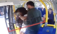Cô gái bị gã đàn ông lạ mặt hành hung thô bạo trên xe buýt vì lý do khó tin
