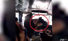 Bắt quả tang chồng và bồ nhí âu yếm trên xe buýt, vợ lao vào đánh ghen