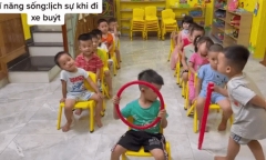 Tiết học về kỹ năng đi xe buýt của học sinh mẫu giáo khiến cộng đồng mạng bật cười