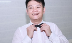 Văn Quyến tình tứ khóa môi cô dâu trong Lễ cưới