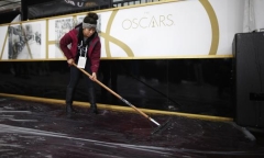 Video: Sốc với những bộ cánh mặc như không của sao dự Oscar