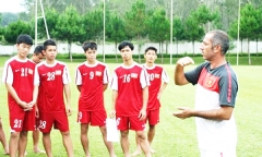 Bầu Đức bị cấp dưới đuổi khỏi sân vì hút thuốc lá trên khán đài